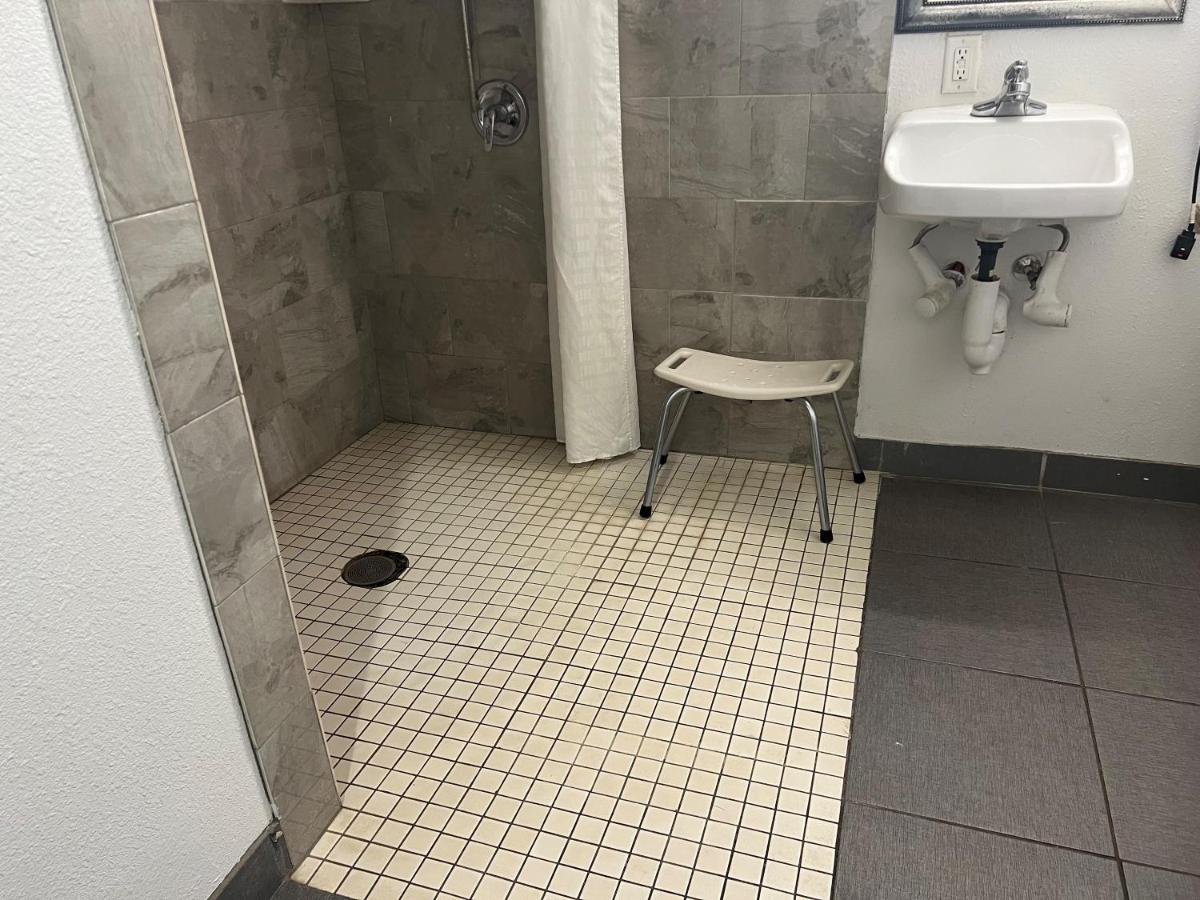 King Room - Disability Access/Non-Smoking at Days Inn by Wyndham Alva