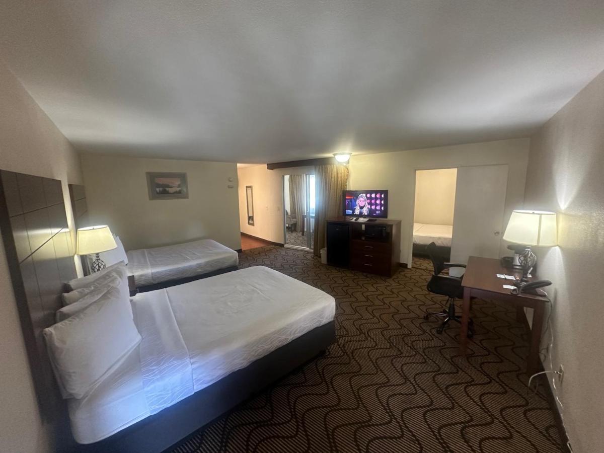 Suite with Three Queen beds at Best Western Heritage Inn