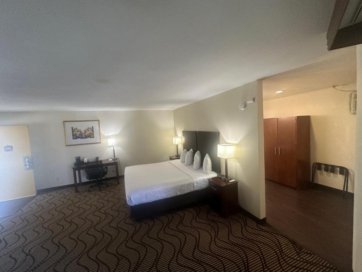 King Suite - Non-Smoking at Best Western Heritage Inn