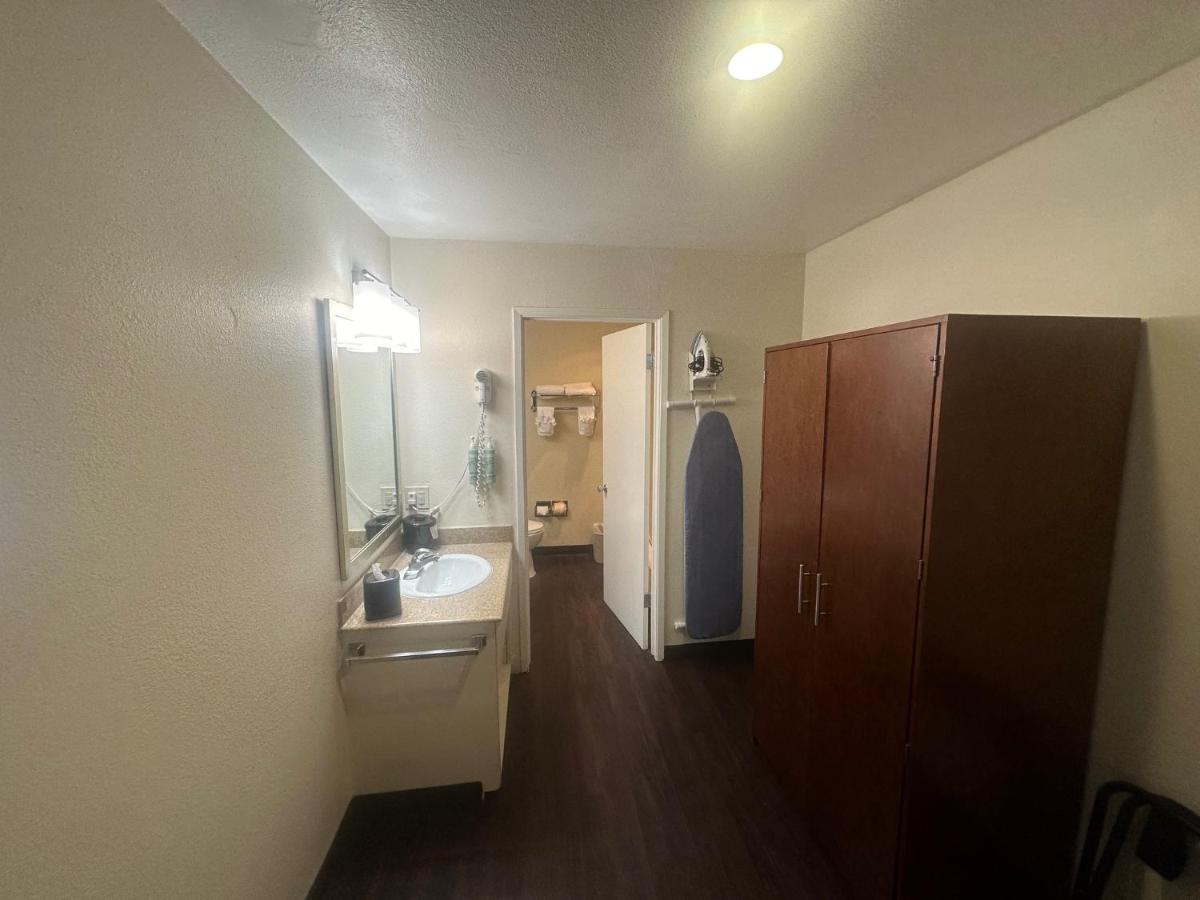 King Suite - Non-Smoking at Best Western Heritage Inn