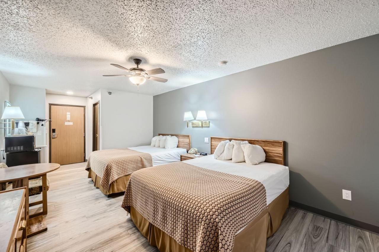 Queen Room - Disability Access/Non-Smoking at Travelodge by Wyndham Longmont