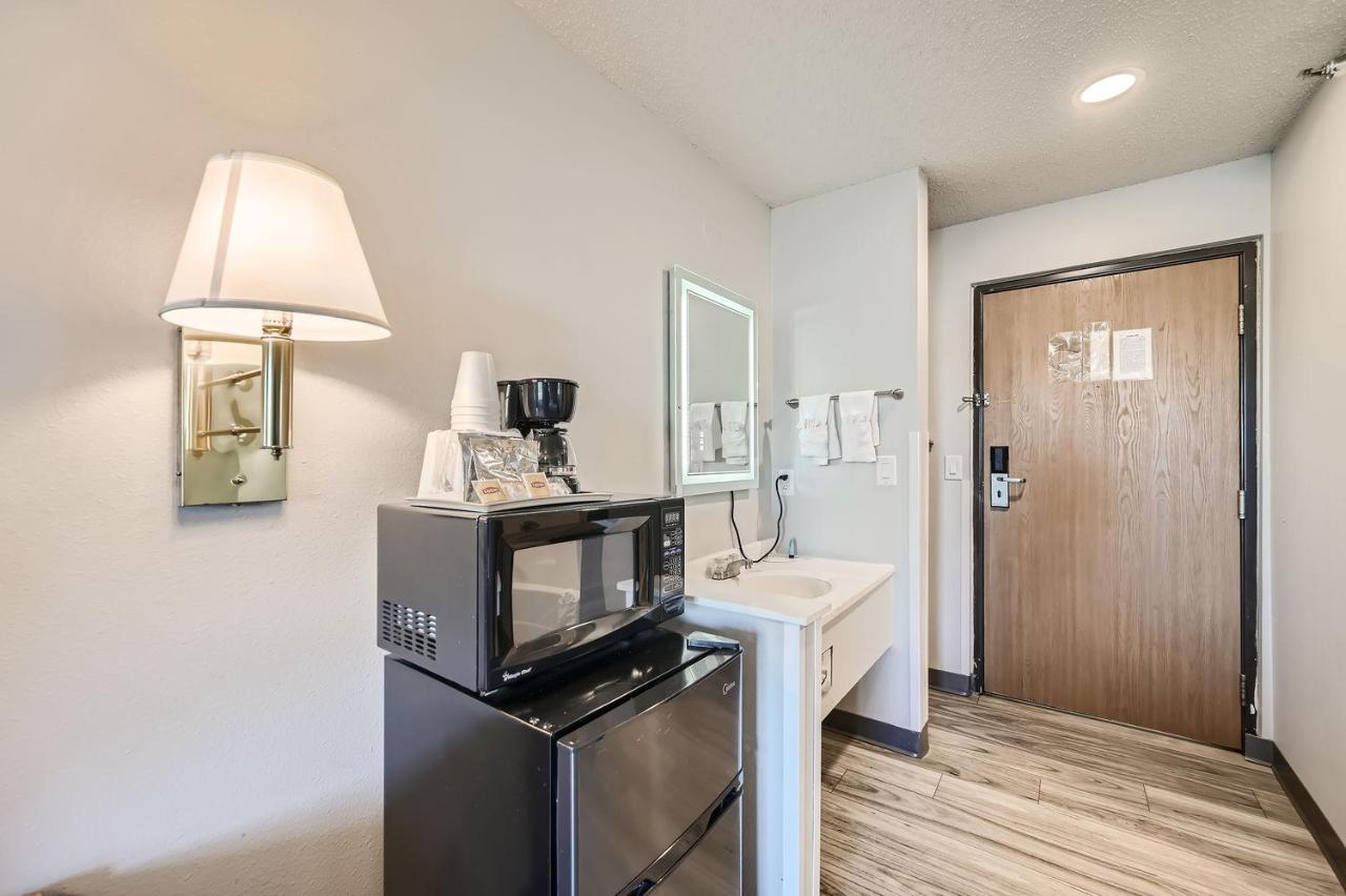 Queen Room - Non-Smoking at Travelodge by Wyndham Longmont