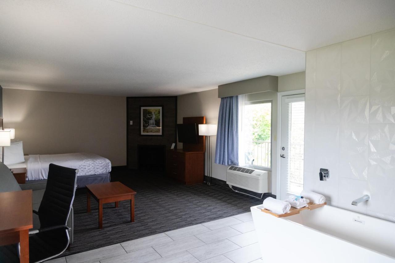 King Room w/ Spa Bath Sofa Bed w/ fire place & private balcony at Twin Mountain Inn & Suites