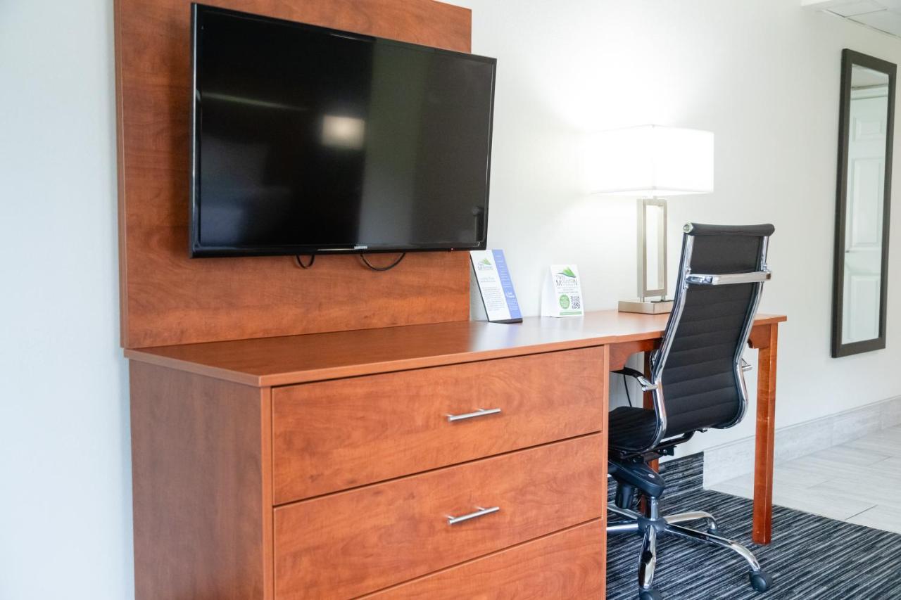 King Room w/ Spa Bath Sofa Bed w/ fire place & private balcony at Twin Mountain Inn & Suites