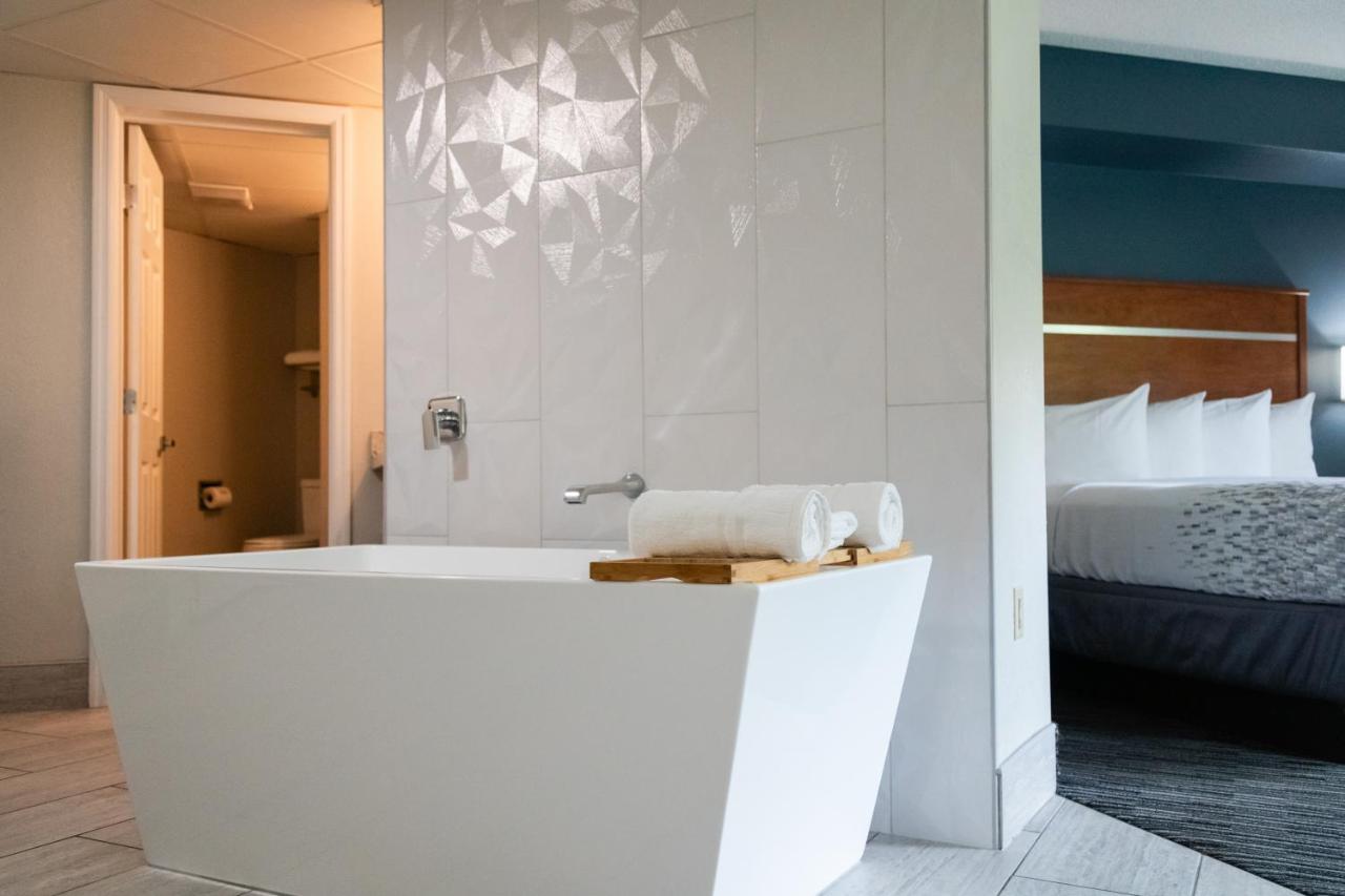 King Room w/ Spa Bath Sofa Bed w/ fire place & private balcony at Twin Mountain Inn & Suites