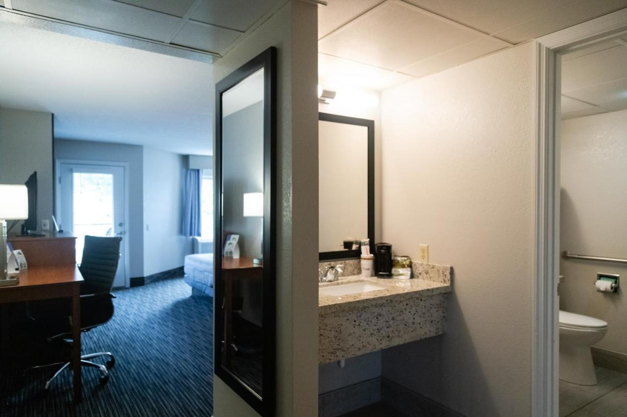 Queen Room with 2 Queen Beds - Disability Access at Twin Mountain Inn & Suites