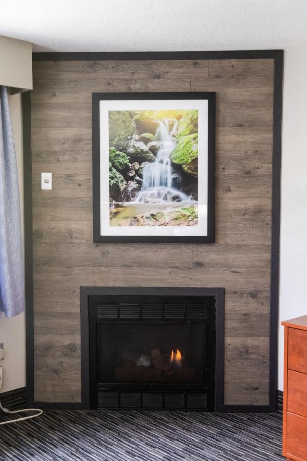 King Room w/ Spa Bath Sofa Bed w/ fire place & private balcony at Twin Mountain Inn & Suites