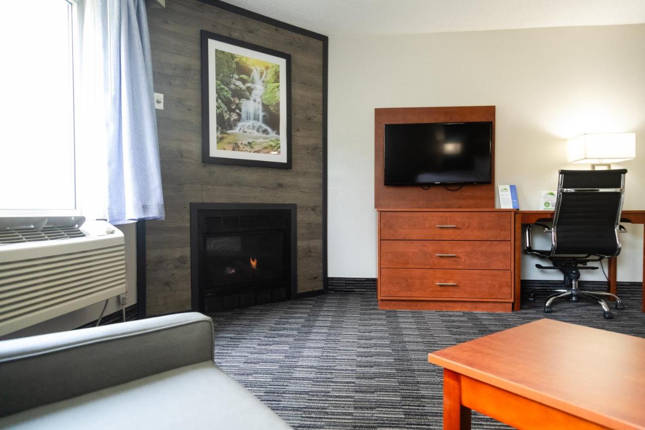 King Room w/ Spa Bath Sofa Bed w/ fire place & private balcony at Twin Mountain Inn & Suites