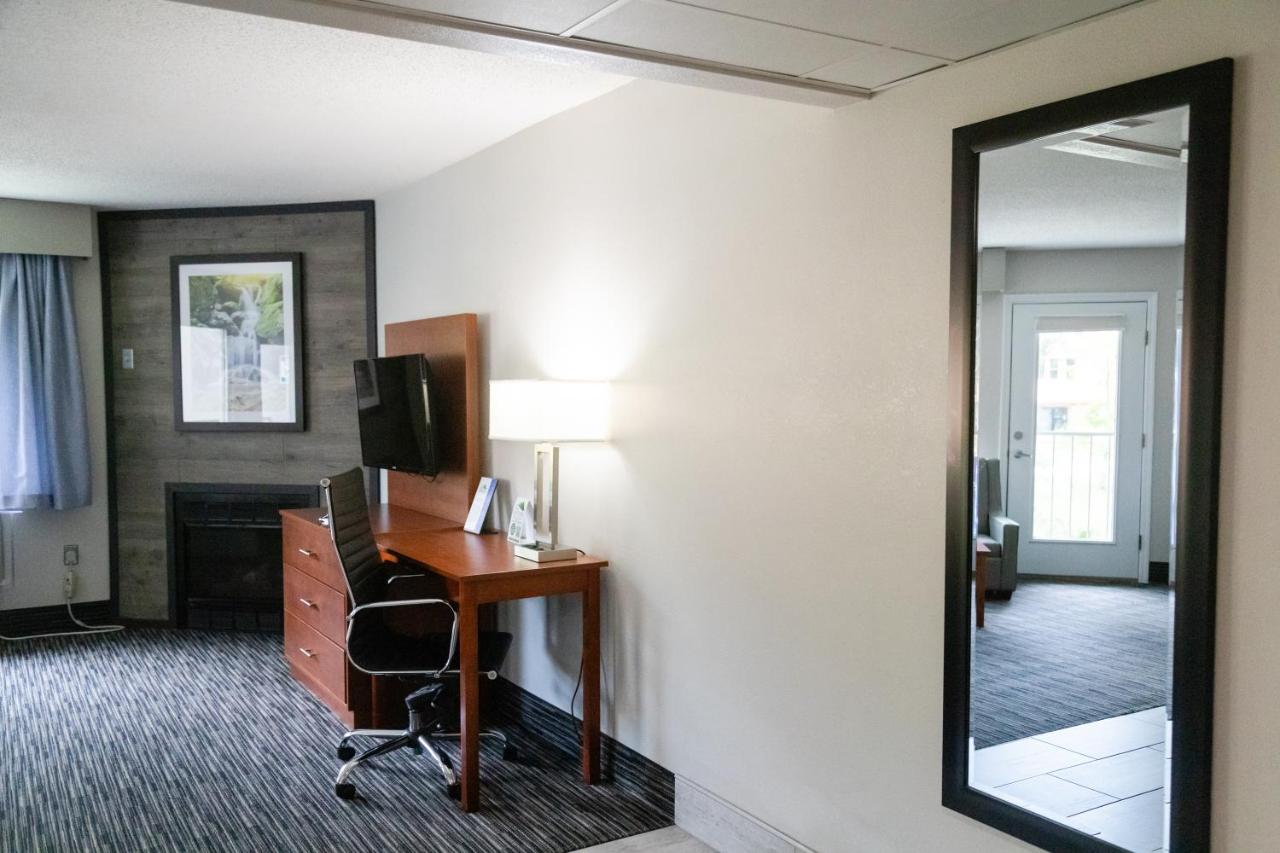 King Room w/ Spa Bath Sofa Bed w/ fire place & private balcony at Twin Mountain Inn & Suites