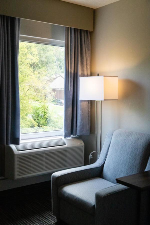 Queen Room with 2 Queen Beds - Disability Access at Twin Mountain Inn & Suites