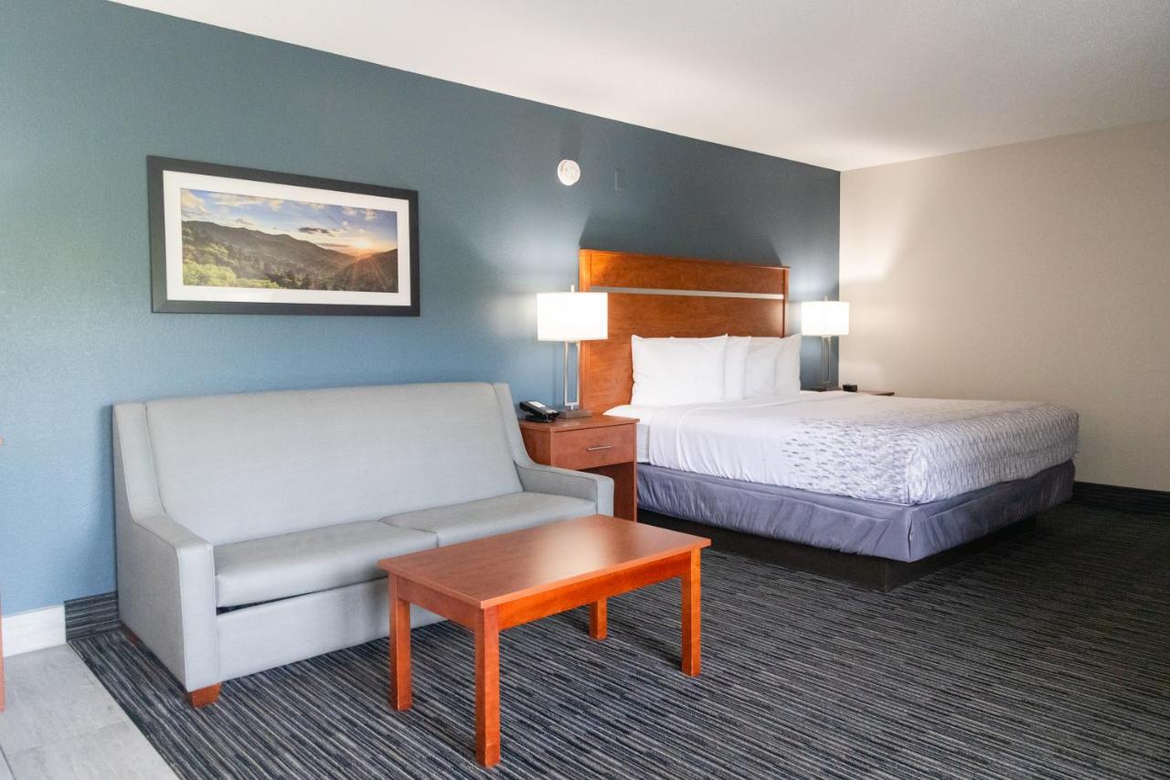 King Room w/ Spa Bath Sofa Bed w/ fire place & private balcony at Twin Mountain Inn & Suites