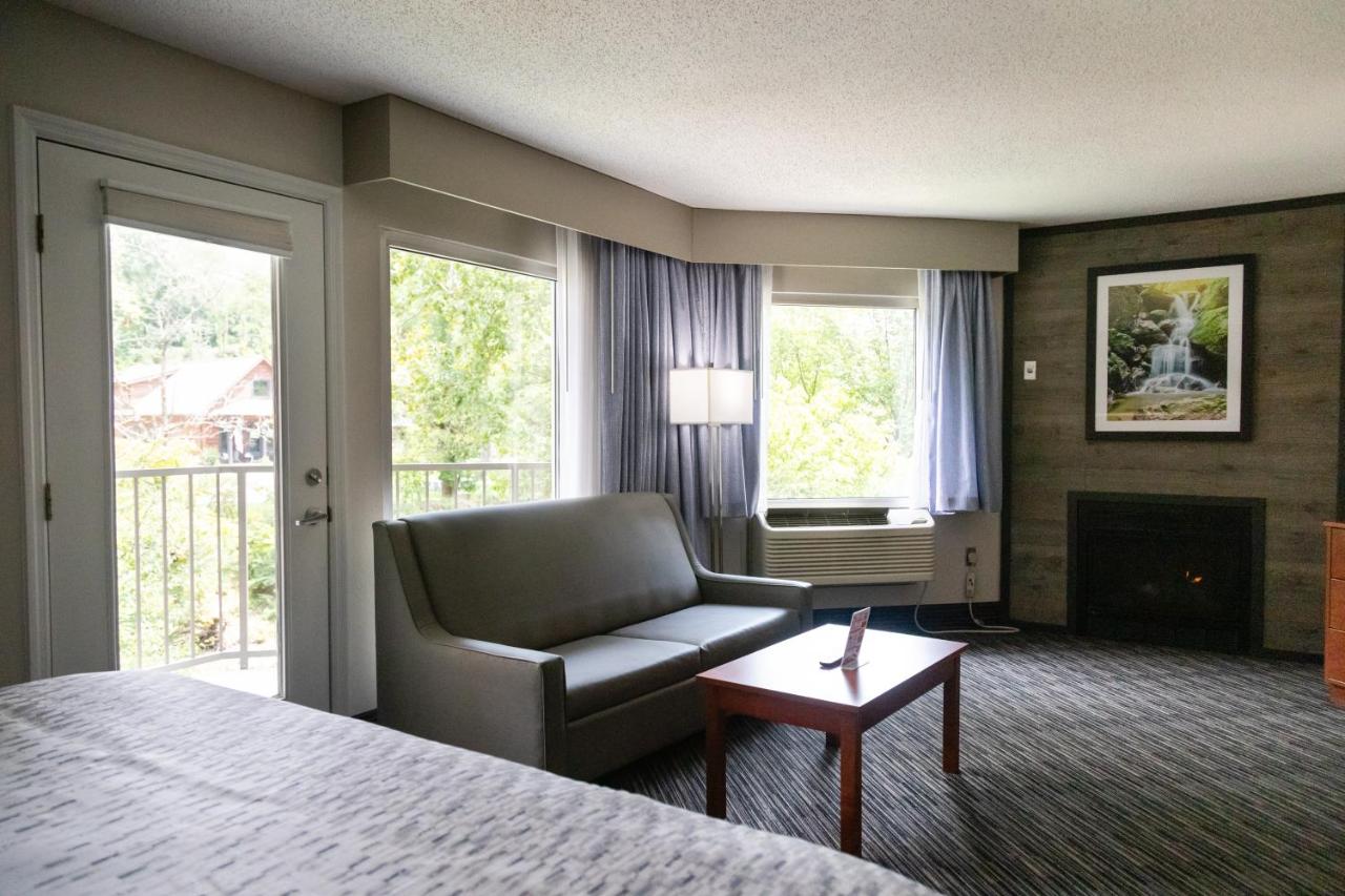 King Room w/ Spa Bath Sofa Bed w/ fire place & private balcony at Twin Mountain Inn & Suites