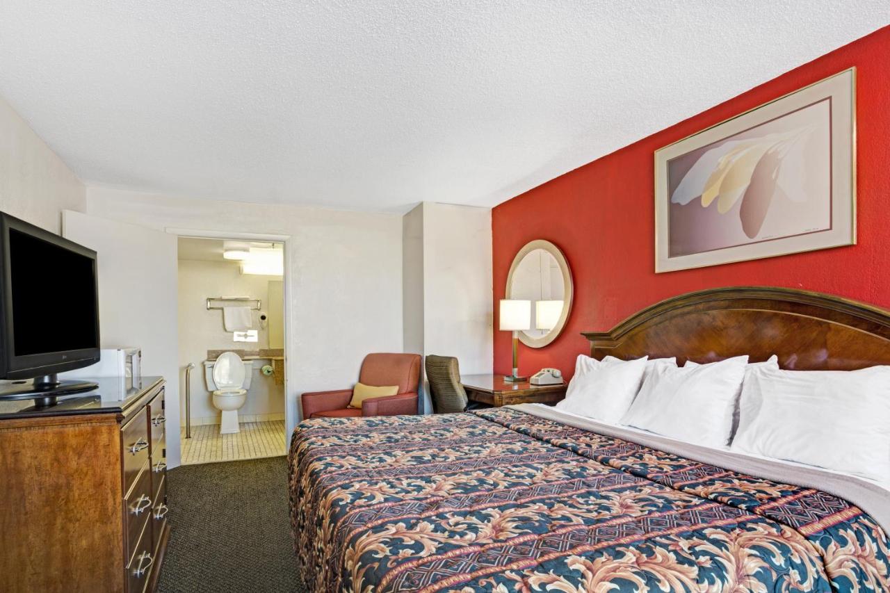 King Room - Disability Access/Non-Smoking at Days Inn by Wyndham Norfolk Military Circle
