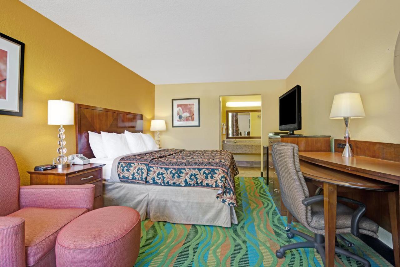 King Room - Disability Access/Non-Smoking at Days Inn by Wyndham Norfolk Military Circle