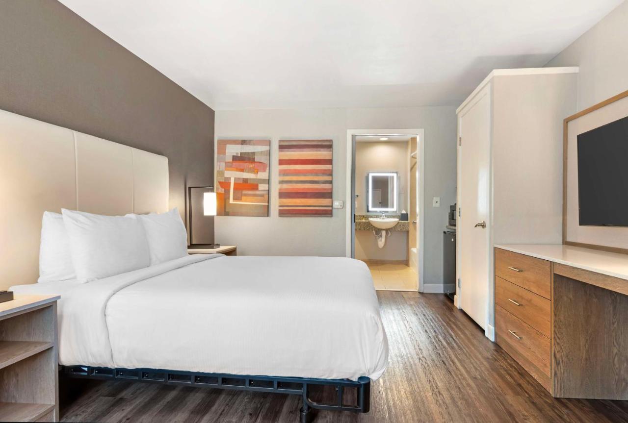 Queen Room with Bath Tub - Mobility Access/Non-Smoking at Best Western Plus Rancho Cordova Inn