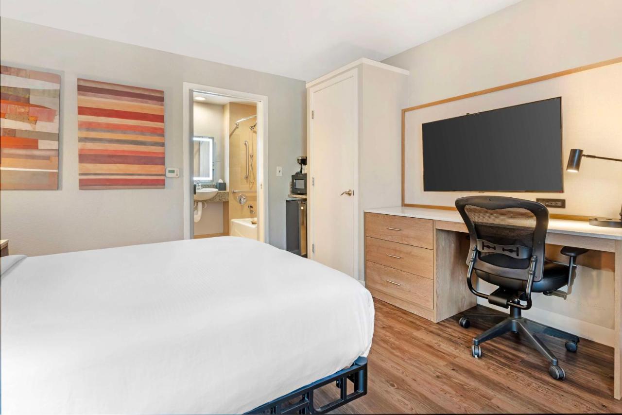 Queen Room with Bath Tub - Mobility Access/Non-Smoking at Best Western Plus Rancho Cordova Inn
