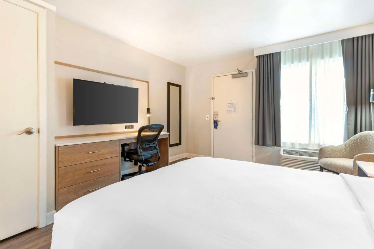 Queen Room with Bath Tub - Mobility Access/Non-Smoking at Best Western Plus Rancho Cordova Inn