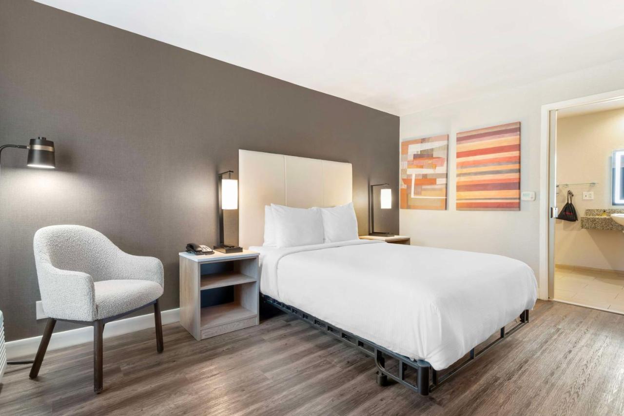 Queen Room with Bath Tub - Mobility Access/Non-Smoking at Best Western Plus Rancho Cordova Inn