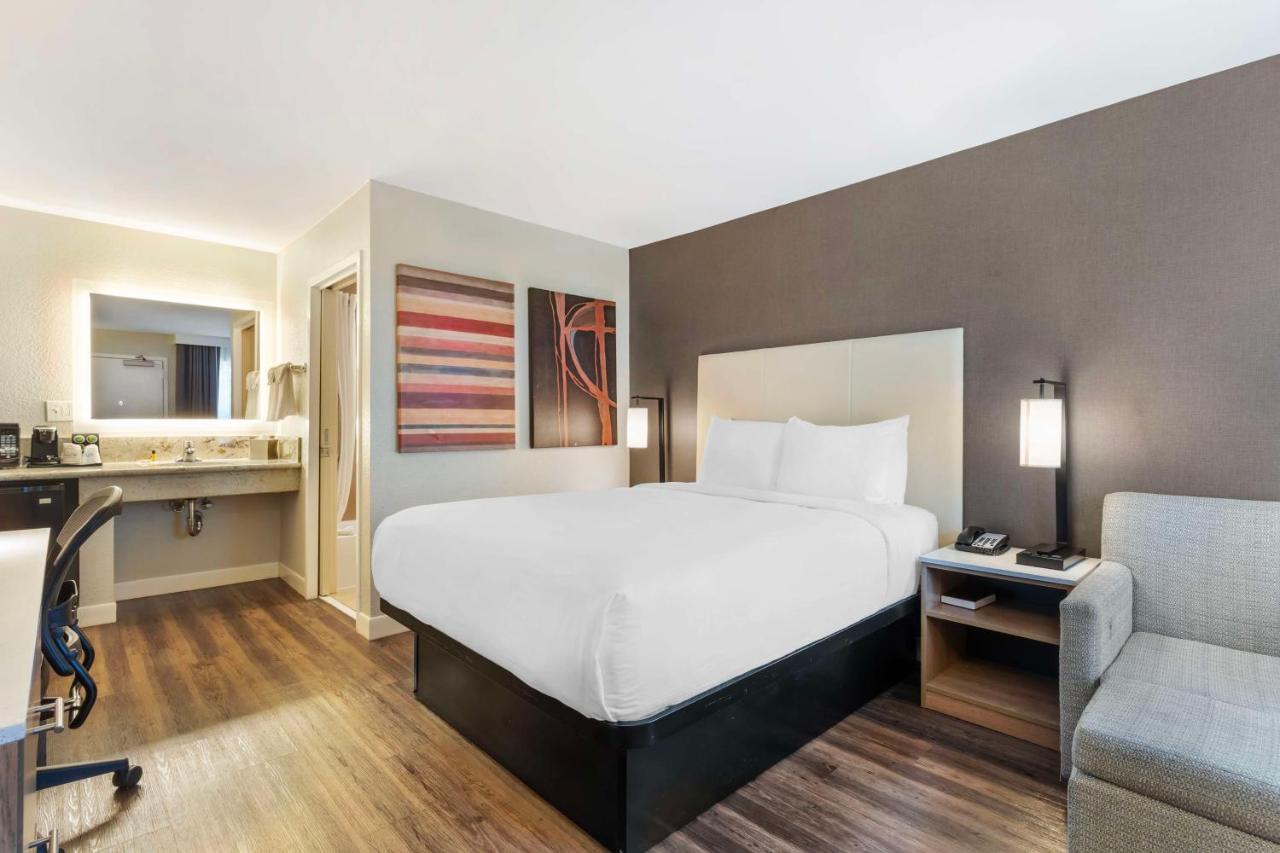 Queen Room - Non-Smoking at Best Western Plus Rancho Cordova Inn