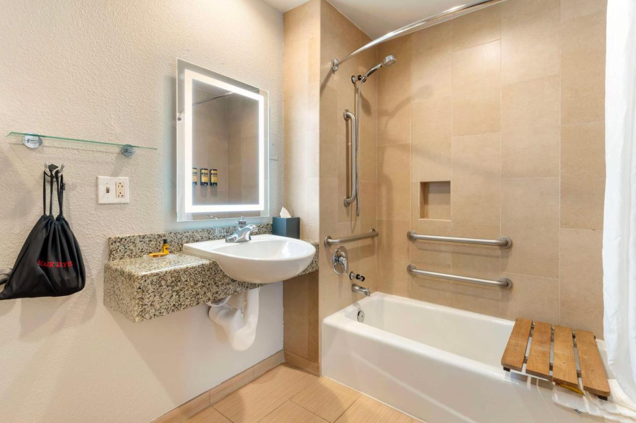 Queen Room with Bath Tub - Mobility Access/Non-Smoking at Best Western Plus Rancho Cordova Inn