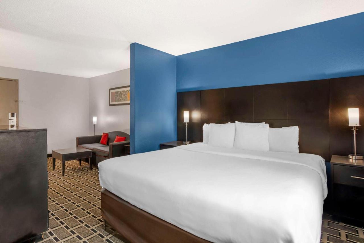 King Suite with Whirlpool - Non-Smoking at Comfort Suites Nashville Airport - BNA