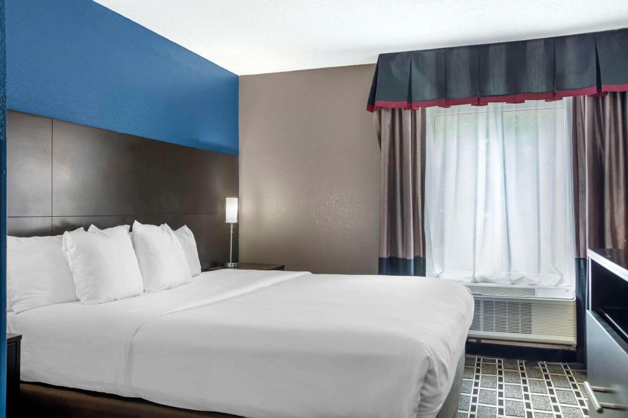 King Suite with Whirlpool - Non-Smoking at Comfort Suites Nashville Airport - BNA