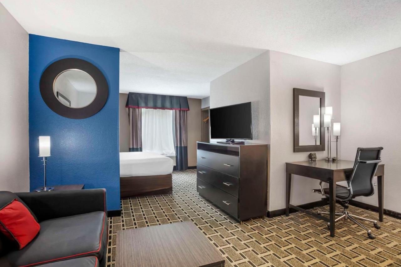 King Suite with Whirlpool - Non-Smoking at Comfort Suites Nashville Airport - BNA