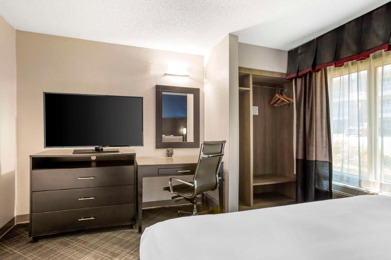 King Suite with Whirlpool - Non-Smoking at Comfort Suites Nashville Airport - BNA