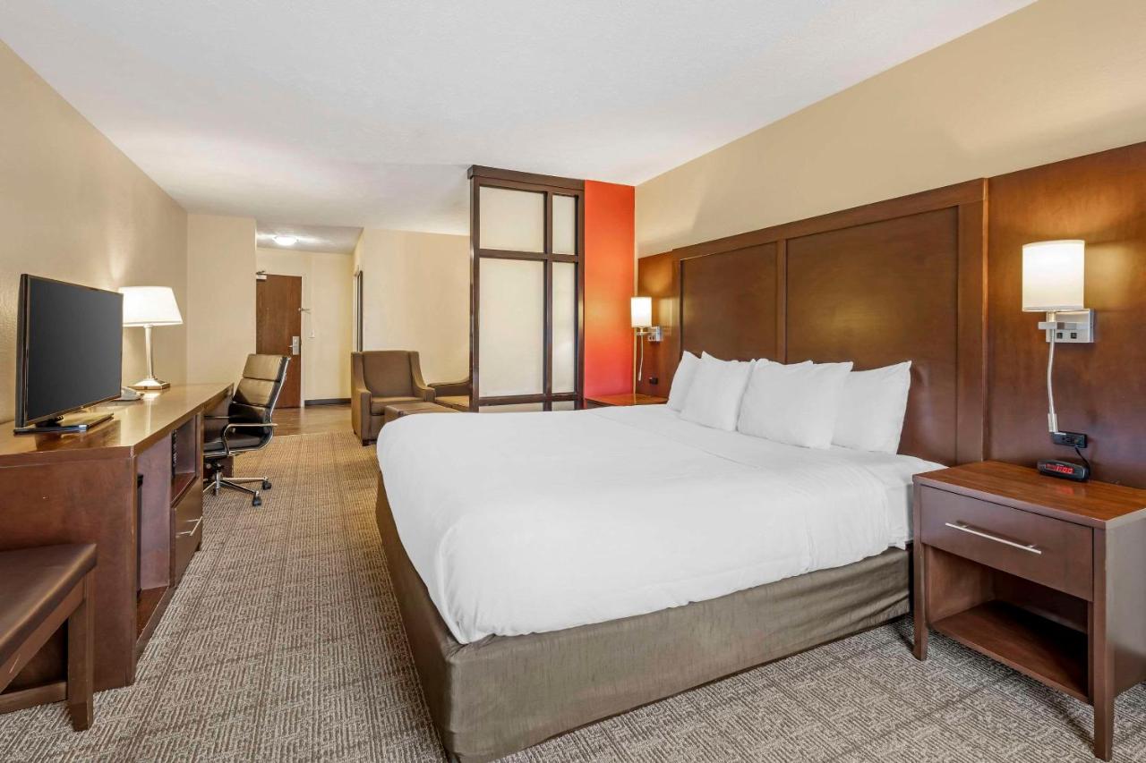 King Suite at Comfort Suites East Lincoln - Mall Area