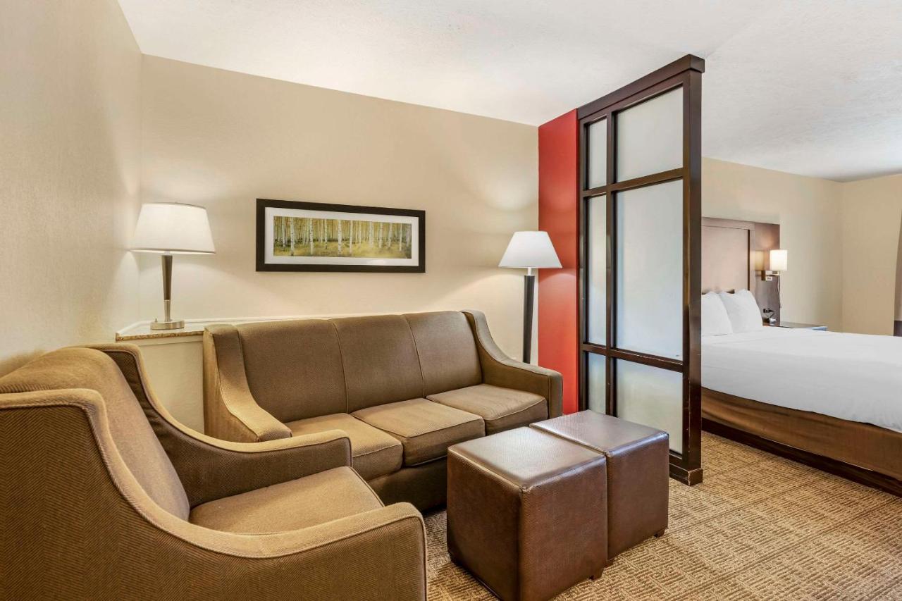 King Suite at Comfort Suites East Lincoln - Mall Area