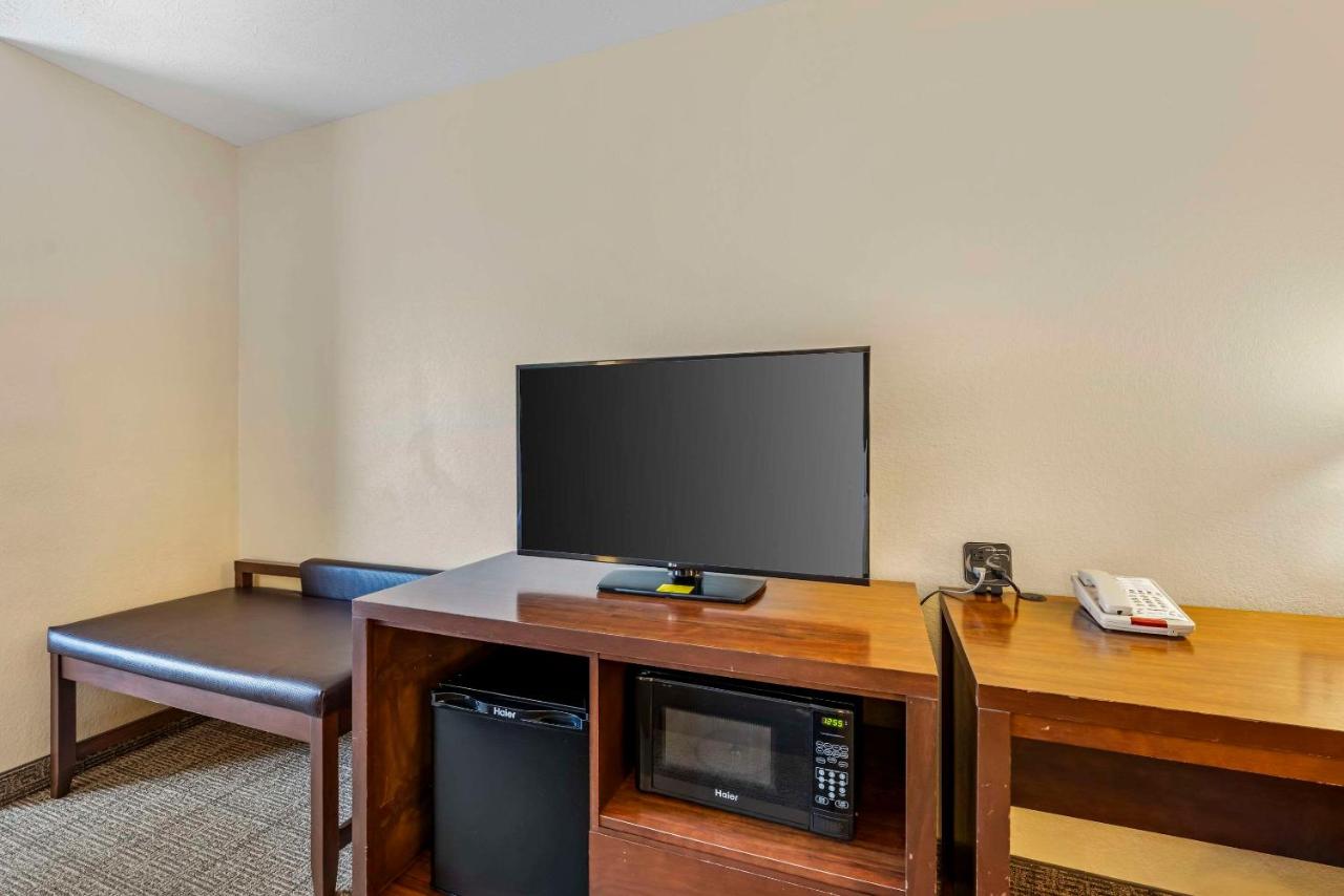 King Suite at Comfort Suites East Lincoln - Mall Area
