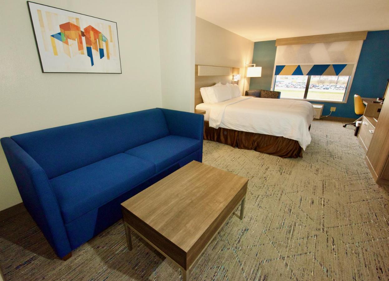  | Holiday Inn Express Hotel and Suites St. Charles, an IHG Hotel