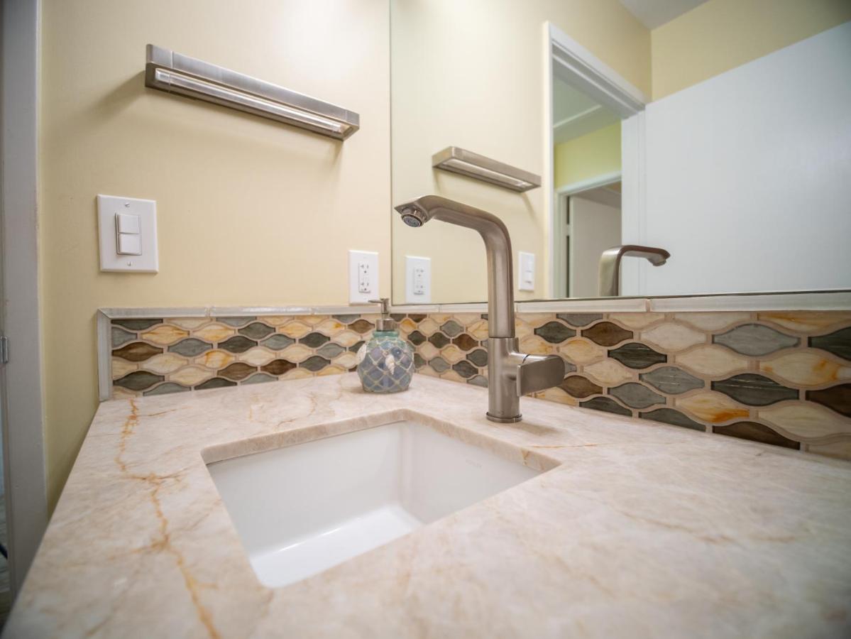 | Waiohuli Beach Hale D227 - Aloha La'i - Oceanfront/1b1b/Wifi/AC/Cable/Pool/Extras
