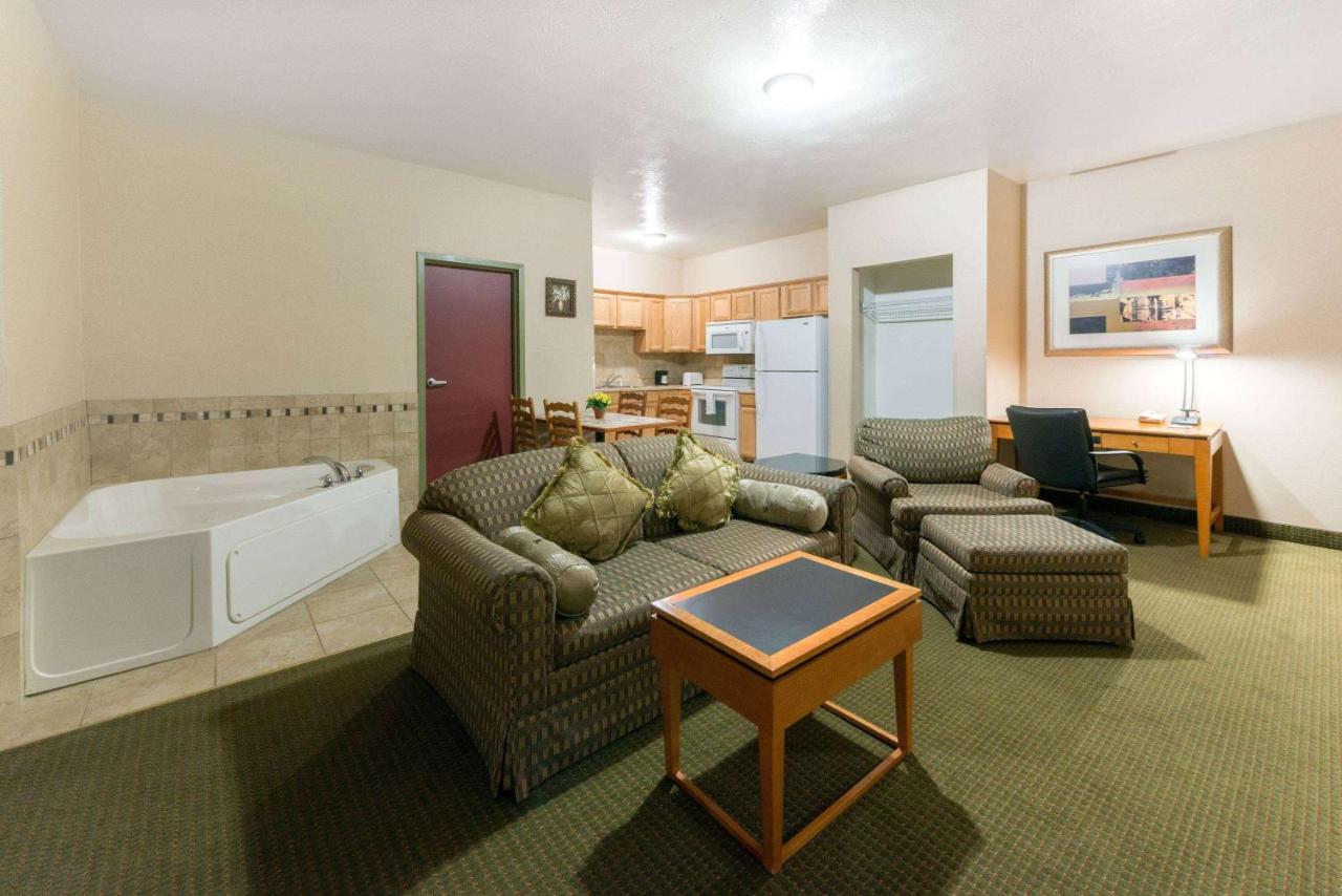 Deluxe King Suite - Non-Smoking at Days Inn by Wyndham Luray Shenandoah