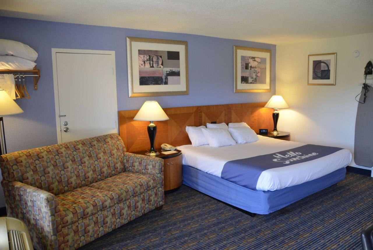Superior King Room - Non-Smoking at Days Inn by Wyndham Luray Shenandoah