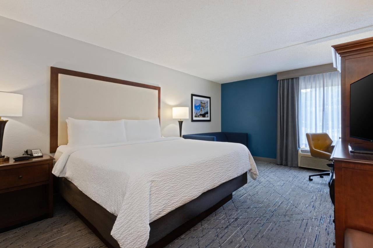 | Holiday Inn Express & Suites Cincinnati Riverfront, an IHG Hotel