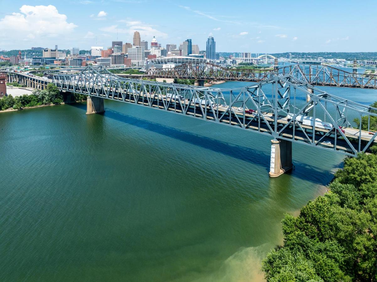 | Holiday Inn Express & Suites Cincinnati Riverfront, an IHG Hotel