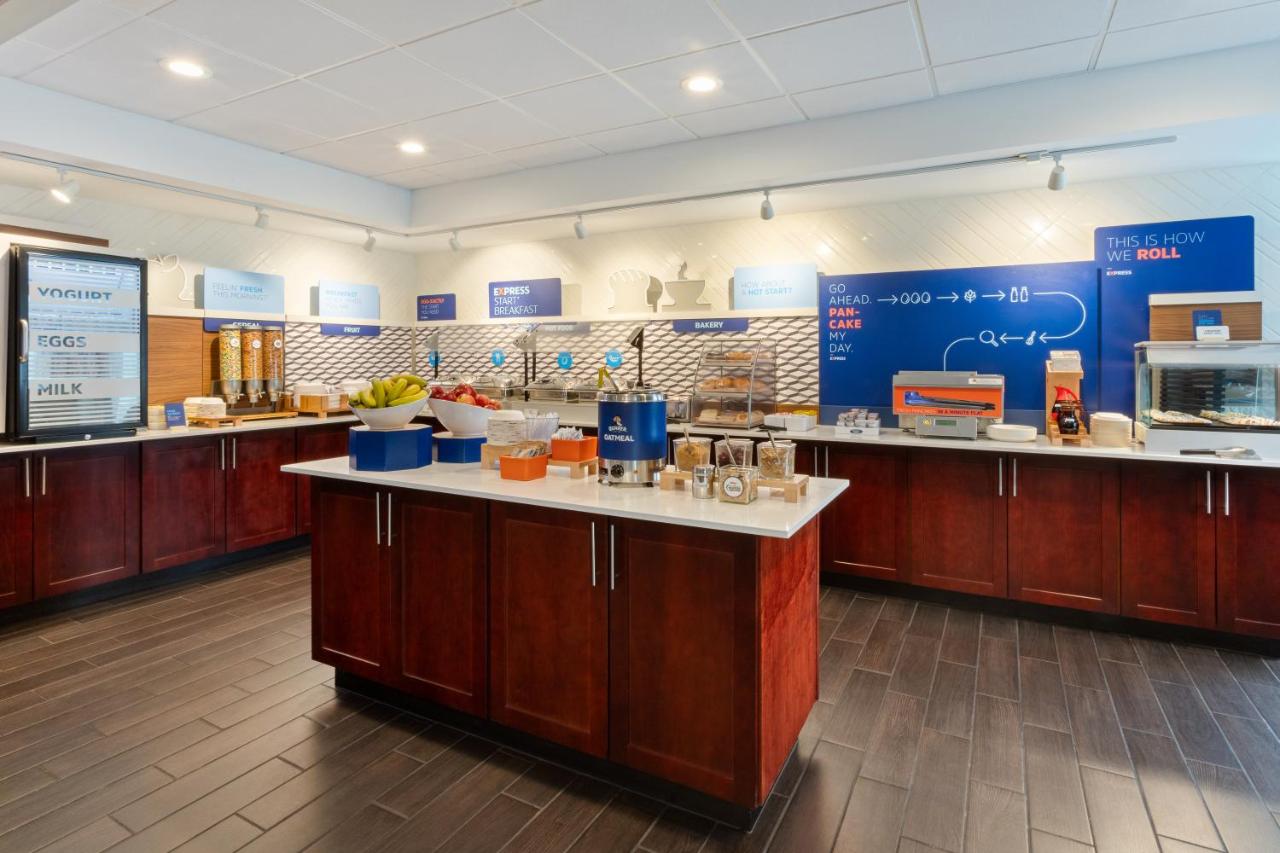 | Holiday Inn Express & Suites Cincinnati Riverfront, an IHG Hotel