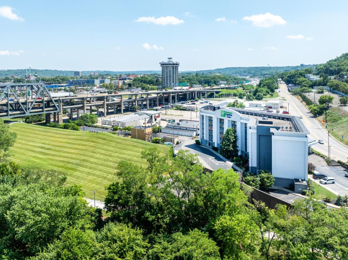 | Holiday Inn Express & Suites Cincinnati Riverfront, an IHG Hotel