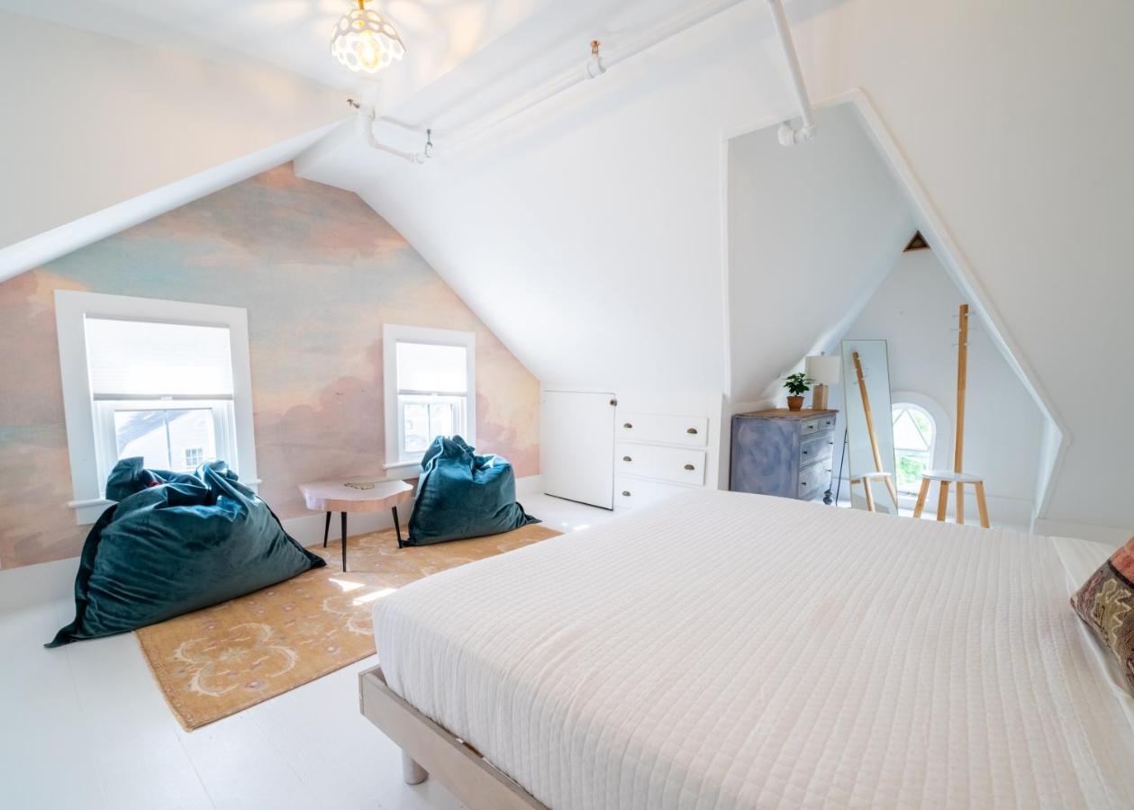 | Twin Gables of Woodstock