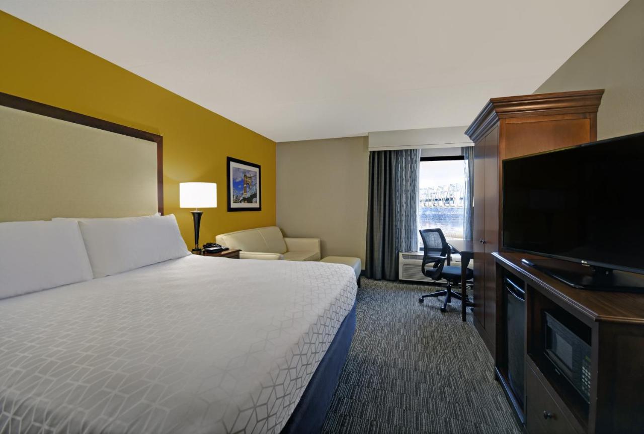 | Holiday Inn Express & Suites Cincinnati Riverfront, an IHG Hotel