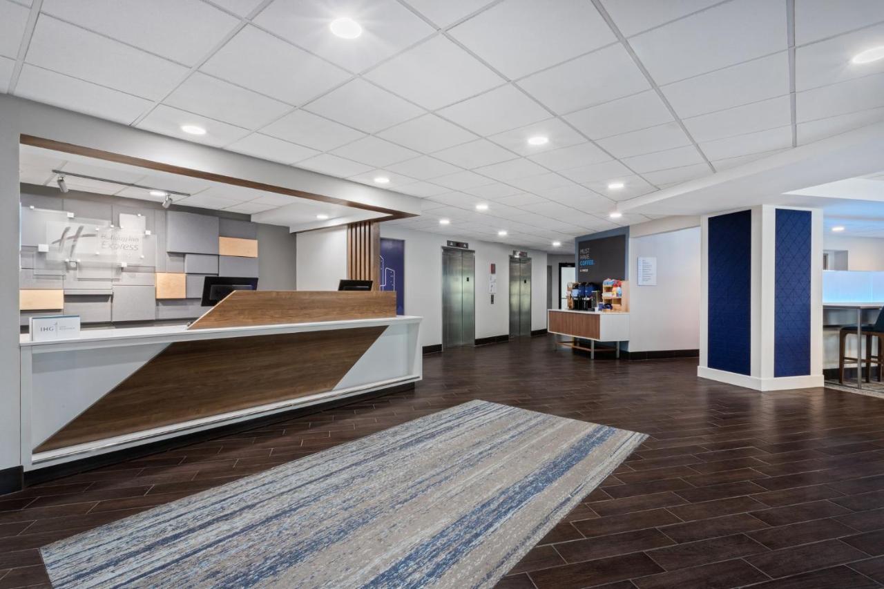 | Holiday Inn Express & Suites Cincinnati Riverfront, an IHG Hotel