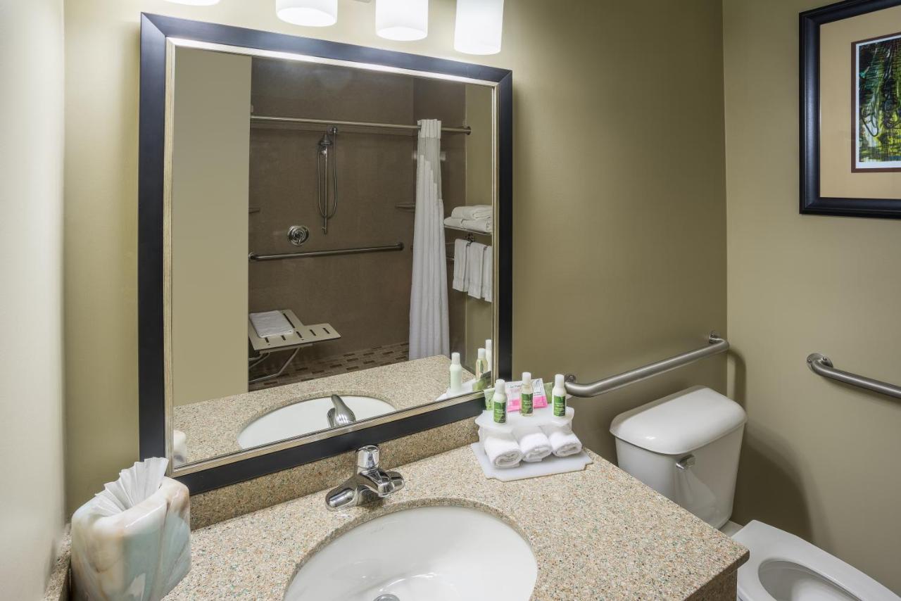 | Holiday Inn Express Hotel & Suites St. Paul-Woodbury, an IHG Hotel