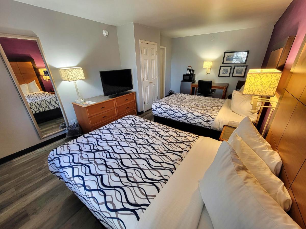 Double Room with Two Double Beds and Bath Tub - Mobility/Hearing Accessible - Non-Smoking at Travelodge by Wyndham Amarillo West Medical Center
