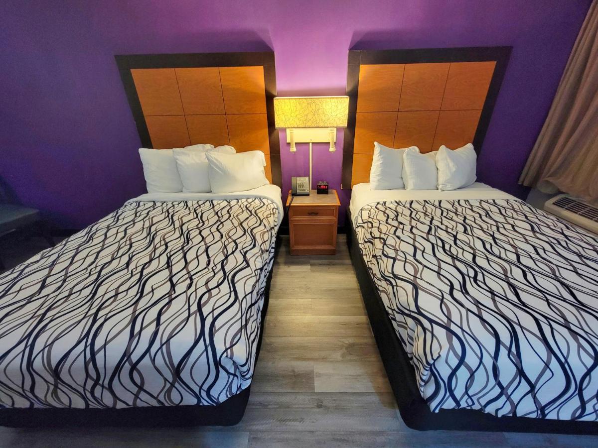 Double Room with Two Double Beds and Bath Tub - Mobility/Hearing Accessible - Non-Smoking at Travelodge by Wyndham Amarillo West Medical Center