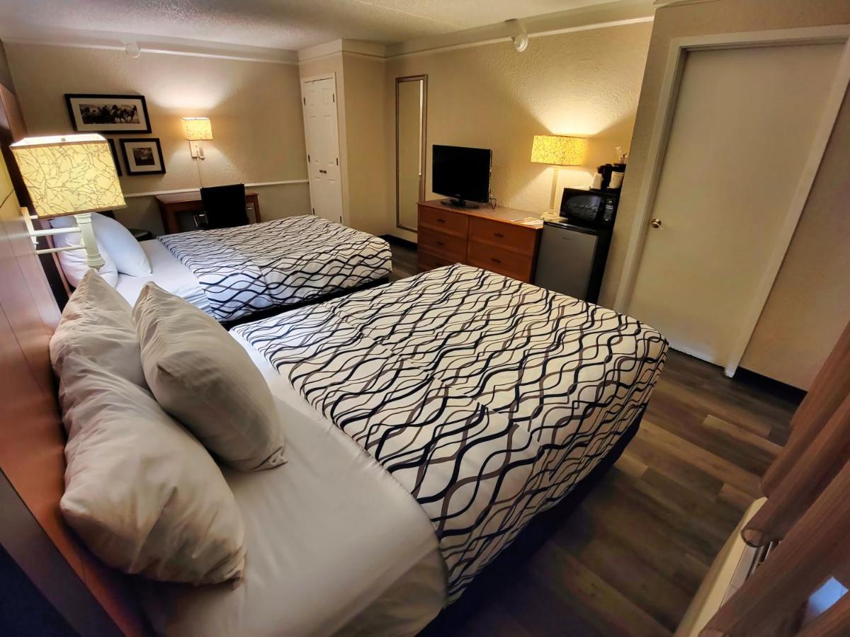 Double Room with Two Double Beds and Bath Tub - Mobility/Hearing Accessible - Non-Smoking at Travelodge by Wyndham Amarillo West Medical Center