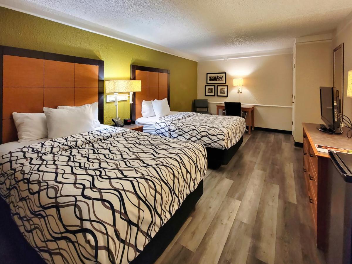 Double Room with Two Double Beds and Bath Tub - Mobility/Hearing Accessible - Non-Smoking at Travelodge by Wyndham Amarillo West Medical Center