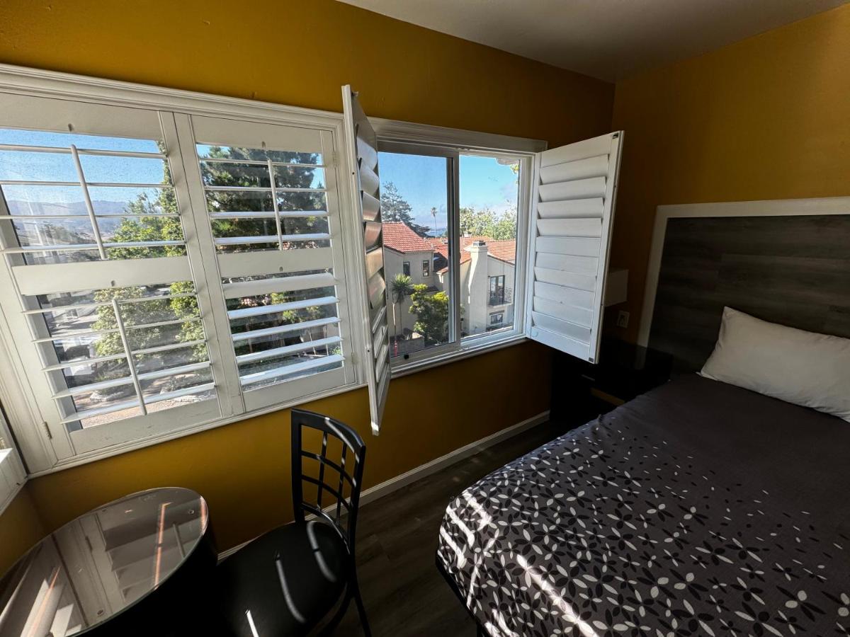 | Carmel Wayfarer Inn