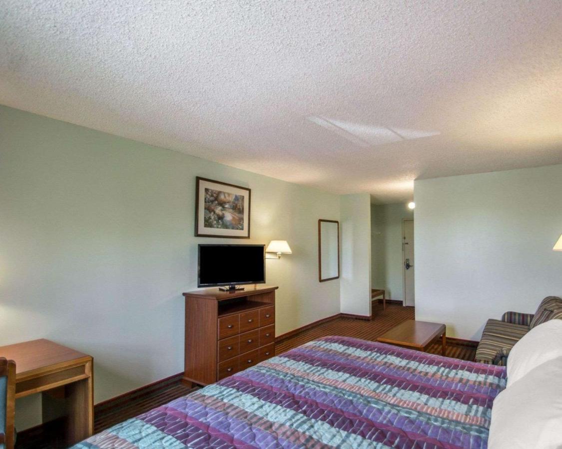 | Rodeway Inn Lakeville