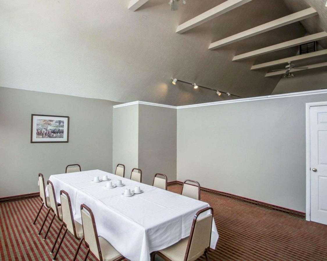 | Rodeway Inn Lakeville